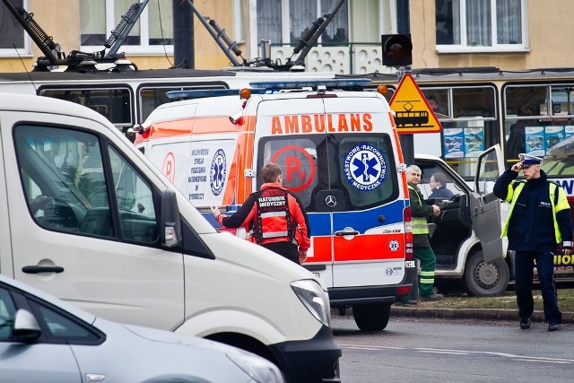 Na miejscu pojawiło się pogotowie i policja. Standardowy ruch tramwajów został już przywrócony.