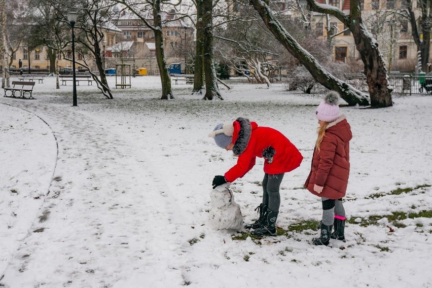 Pierwszy dzień ferii zimowych w Bydgoszczy. Spadł śnieg i...
