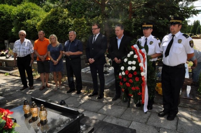 Przedstawiciele władz samorządowych w towarzystwie rodziny pięściarza złożyli kwiaty na jego grobie.