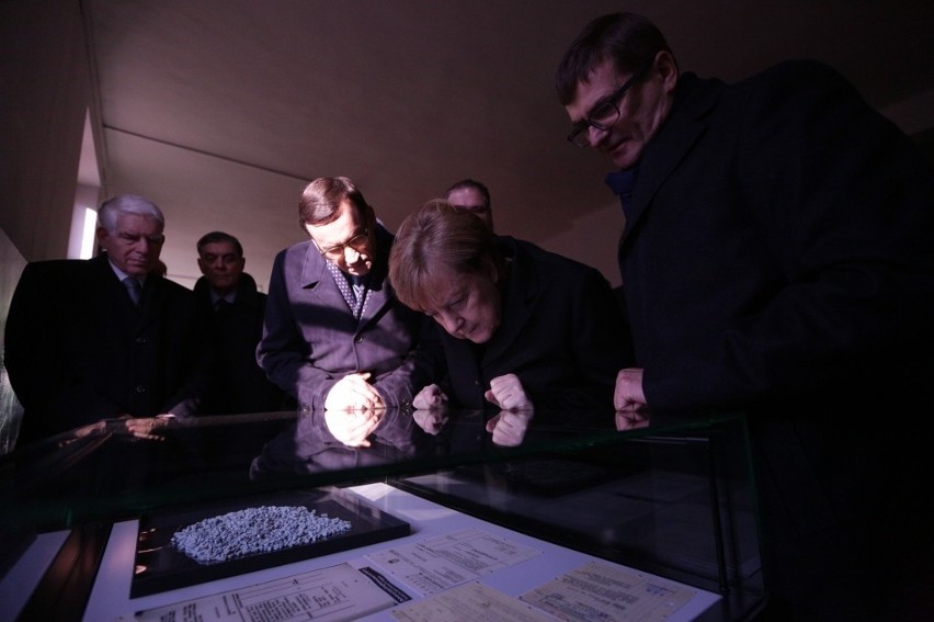Kanclerz Niemiec Angela Merkel i premier RP Mateusz Morawiecki odwiedzili Muzeum Pamięci Auschwitz-Birkenau [ZDJĘCIA]