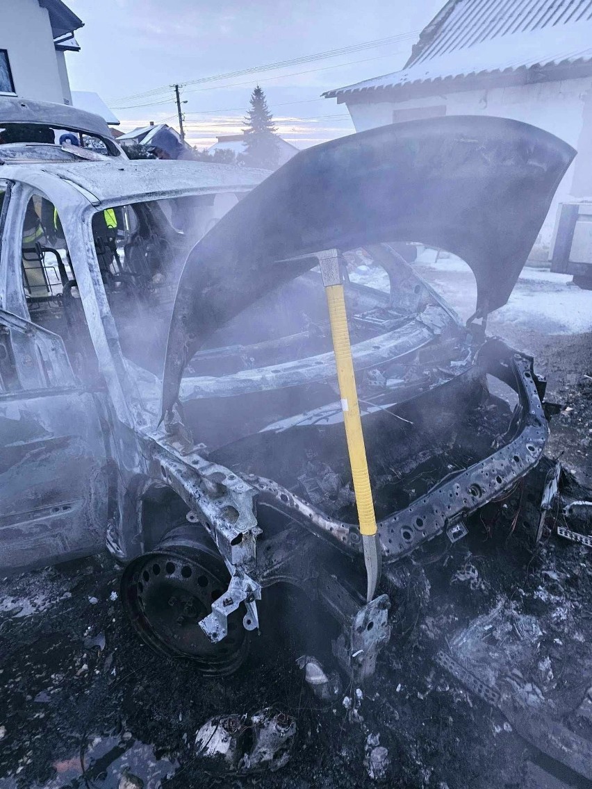 Na podwórku w Łysakowie Kawęczyńskim spłonął samochód