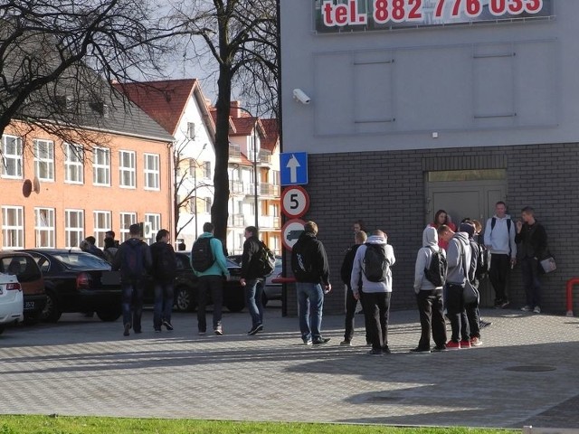 Takich uczniowskich palarni na świeżym powietrzu i niedaleko szkół jest w Lęborku dużo. 