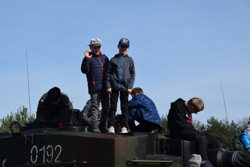 Dzieci bardzo chętnie wspinały się na czołg