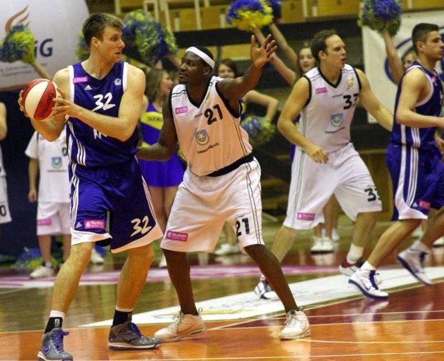 Koszykarz Siarki Tarnobrzeg Louis Truscott (z nr 21) jest na pierwszym miejscu w rozgrywkach Tauron Basket Ligi!