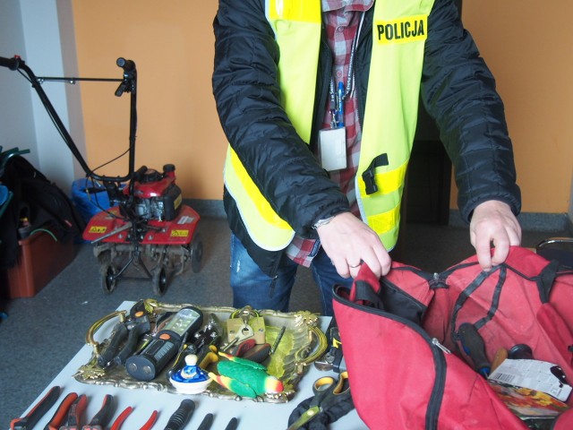 Sprawcy włamań do altanek ukradli sprzęt ogrodniczy i narzędzia o łącznej wartości prawie 14 tys. zł.