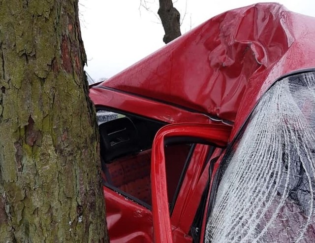 Do wypadku doszło w niedzielę po południu. Kierowca fiata seicento uderzył w przydrożne drzewo na drodze powiatowej w Komorznie (gmina Wołczyn). Kierowca i pasażer opuścili samochód o własnych siłach. Na miejsce przyjechały dwa zespoły ratownictwa medycznego. Ratownicy po udzieleniu pierwszej pomocy zabrali poszkodowanych karetkami do szpitala na obserwację. Straty materialne oszacowano wstępnie na 2 tysiące zł.