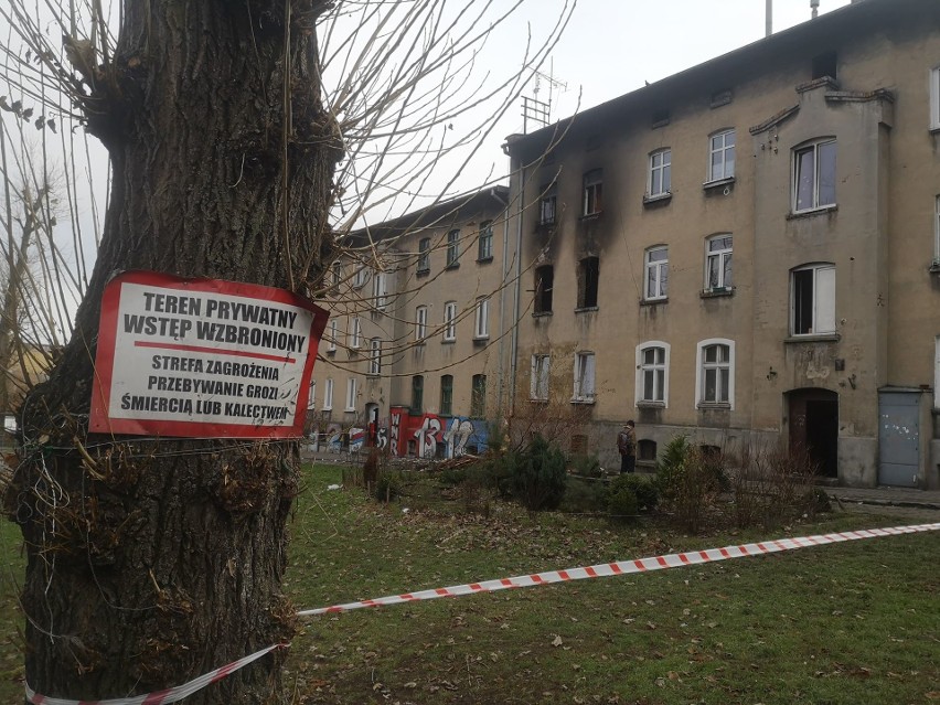 Nocny pożar w Częstochowie: ewakuowano 22 osoby, 7 jest...