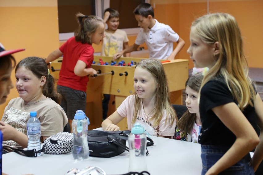 Wakacje w Białobrzegach. W centrum kultury Białe Brzegi dzieci dobrze sie bawią. Zobacz zdjęcia