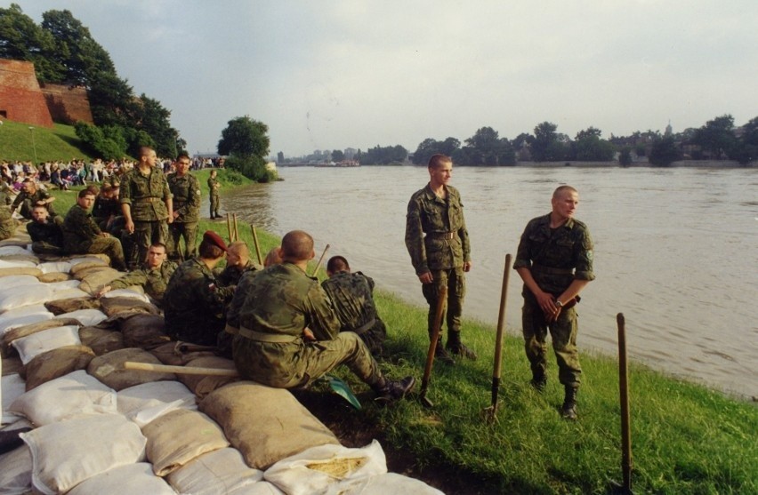 Małopolska. Mija 25 lat od powodzi "tysiąclecia". Tak wyglądała walka z wielką wodą [LIPIEC]