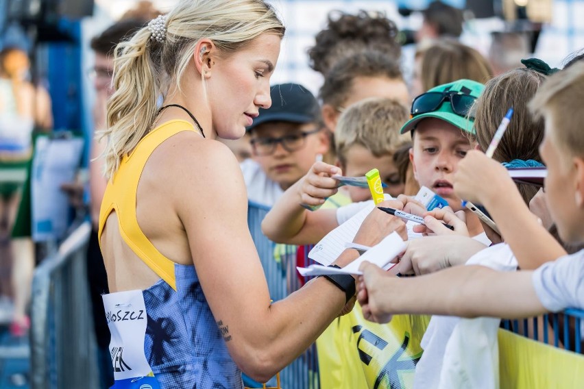 Już po zawodach autografy rozdawali Anita Włodarczyk,...