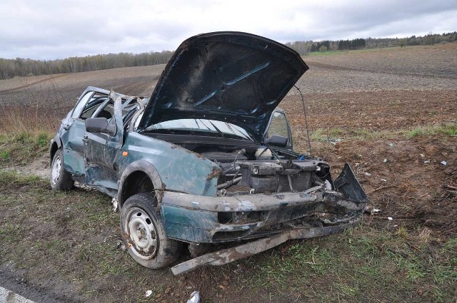 Kierowca volkswagena golfa stracił panowanie nad samochodem i uderzył w przydrożne drzewo.