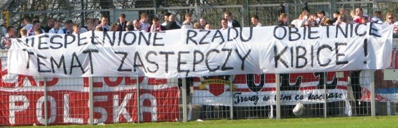 Transparent wywieszony przez kibiców LKSu Łódź w Kluczborku...