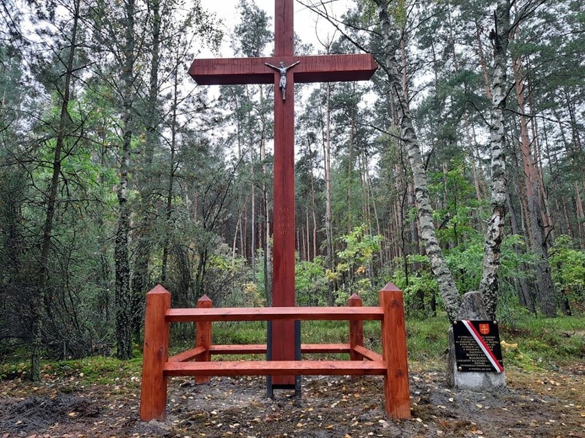 W lesie w Górach Lasochowskich odnowiono krzyż na pamiątkę...