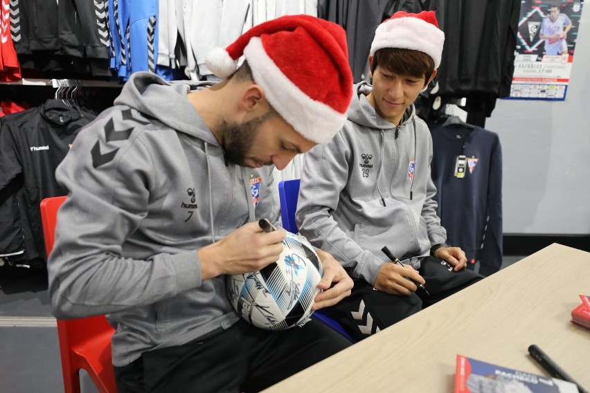 Piłkarze Górnika Dani Pacheco i Kanji Okunuki pozowali do...