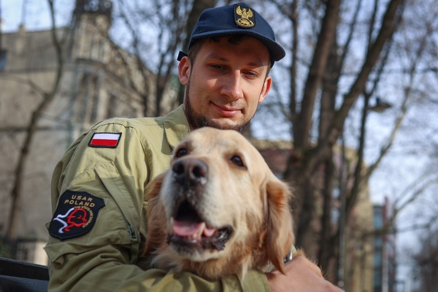 Kpt. Albert Kościński i jego pies ratowniczy Orion należą do...