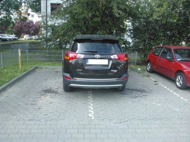 Autodrań zajął dwa miejsca parkingowe