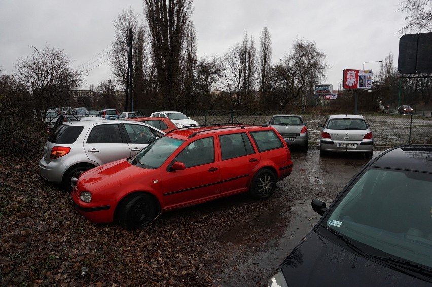 Kierowcy od nowego parkingu przy Poznańskiej wolą dziki, po...