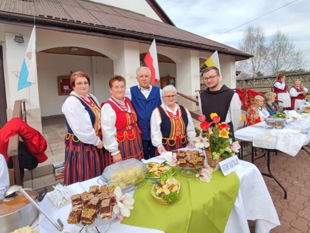 Przed kaplicą  w Marcinkowie.