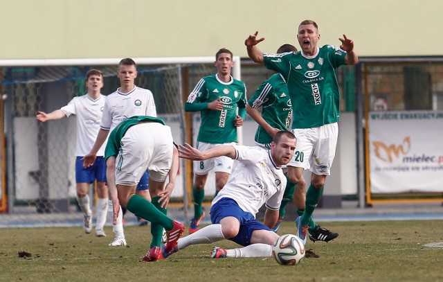 Arkadiusz Garzeł w zielonej koszulce Okocimskiego Brzesko