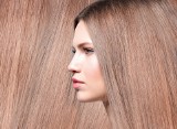 Keratyna do włosów, paznokci i skóry – właściwości i zastosowanie. Jakie efekty daje keratynowe prostowanie włosów i czy je niszczy?