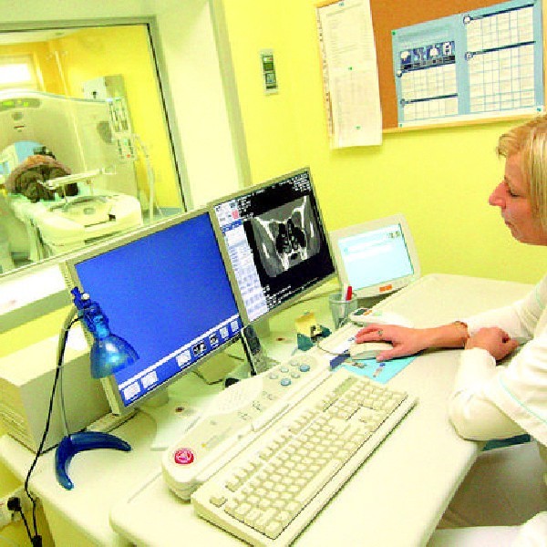 Pracownia Tomografii Komputerowej po remoncie - przy monitorach pielęgniarka Iwona Wiśniewska