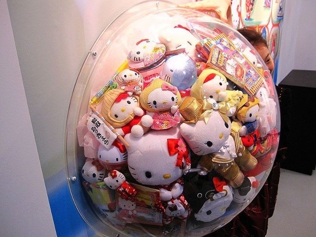 Najwięcej przedmiotów z Hello KittyAsaka Kanda posiada w domu aż 4519 przedmiotów z Hello Kitty, dzięki czemu zapisała się w Księdze Rekordów Guinessa.