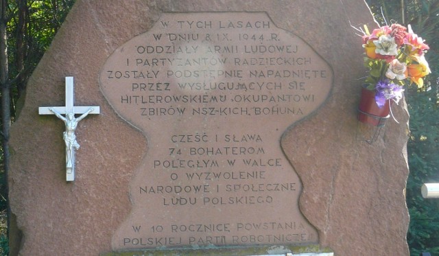 Słynny pomnik w Rząbcu postawiony na cześć Armii Ludowej, o który toczy się obecnie rozprawa przed włoszczowskim sądem o znieważenie go przez młodych ludzi.