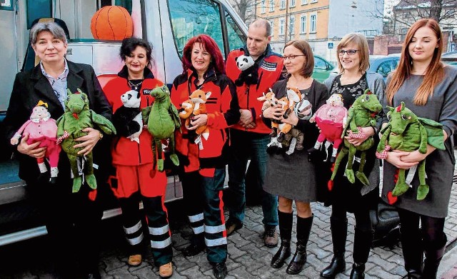 Pluszaki będą towarzyszyć dzieciom podczas jazdy karetką