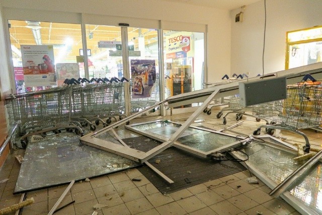 Przedsionek sklepu w Bolesławcu zniszczony przy okazji nieudanej próby kradzieży bankomatu