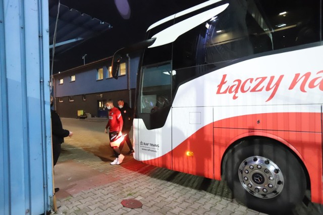 Autobus piłkarskiej reprezentacji PolskiZobacz kolejne zdjęcia. Przesuwaj zdjęcia w prawo - naciśnij strzałkę lub przycisk NASTĘPNE