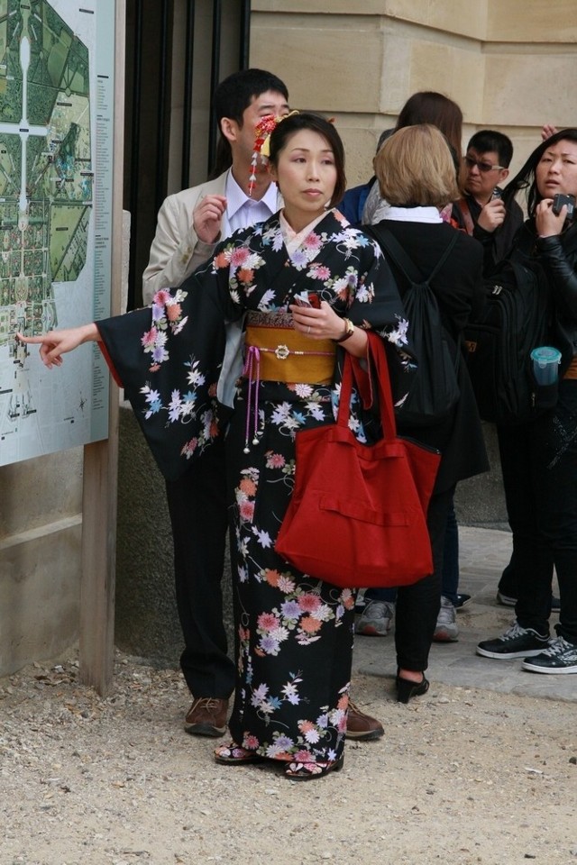 Wersal: Japonka w tradycyjnym kimonie