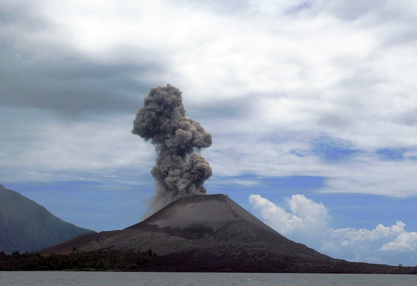 Anak Krakatau czyli wulkan, który powstał na miejscu...