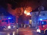 Nocny pożar w Sopocie. Ogień wybuchł w domu przy ul. Andersa. Z budynku ewakuowano 20 osób. Strażakom przeszkadzał orkan Otto | ZDJĘCIA