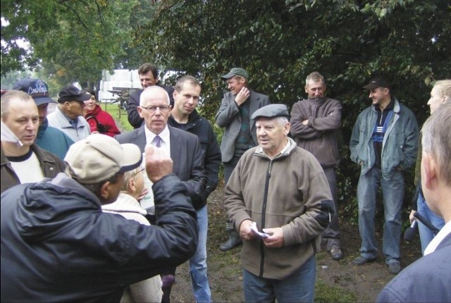 Tadeusz Ramotowski (w środku) sprzeciwia się budowie drogi, bo jak twierdzi, zostanie odebrane mu 1,5 metra gruntu, a jego sąsiadowi nie
