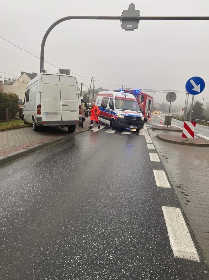 Wypadek w Przegini. Bus zjechał z drogi, dwie osoby zostały poszkodowane 