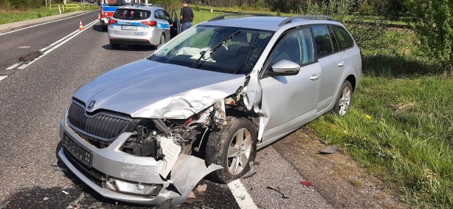 Na drodze krajowej numer 42 w miejscowości Pięty zderzyły się BMW i skoda.