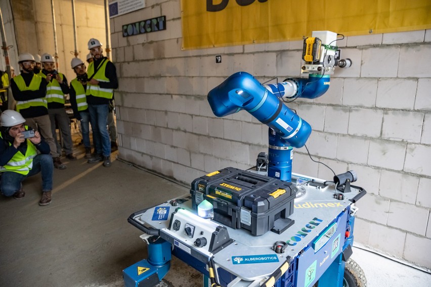 Budimex zaprezentował w Krakowie robota. Ma pomóc w budowie nowego budynku Wojskowego Szpitala Klinicznego
