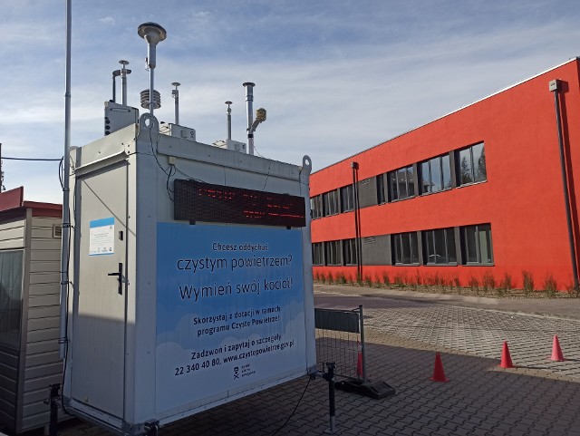 Profesjonalna stacja monitoringu powietrza stanęła przy Szkole Mistrzostwa Sportowego w Wieliczce. Urządzenie pozostanie w mieście co najmniej przez rok