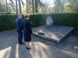 26 Kwietnia w Szczecinie. Kwiaty pod pomnikiem polskich żołnierzy poległych w kwietniu 1945 roku