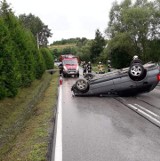 Tarnów. Burzliwa sobota na drogach pod Tarnowem, dwa dachowania, zderzenie i pożar samochodu, cztery osoby ranne, 31.07.2021 [ZDJĘCIA]