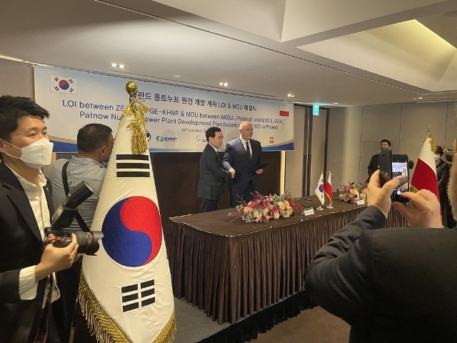 Memorandum wspierające działania projekt biznesowy budowy elektrowni atomowej przez koreańską spółkę podpisali Jacek Sasin, wicepremier minister aktywów państwowych oraz Lee Chang-Yang, minister handlu, premysłu i Energii Korei Południowej