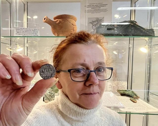 Pani Bożena odkryła monetę mistrza krzyżackiego na Cmentarzu Wojennym w Kamieniu Pomorskim