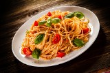 Wyśmienite spaghetti neapolitańskie. Prosty sos pomidorowy zrobisz z pomidorów z puszki. Wypróbuj nasz przepis na pyszny i szybki obiad