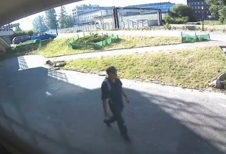 Kim jest ten mężczyzna? To podejrzany o bandycki napad na kioskarkę w Katowicach