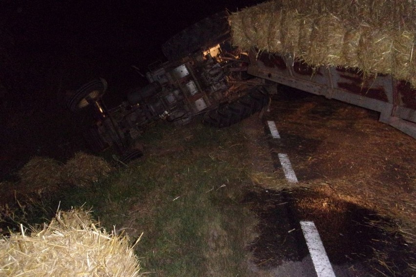 Bus uderzył w przyczepę traktora w Sobótce. Były utrudnienia