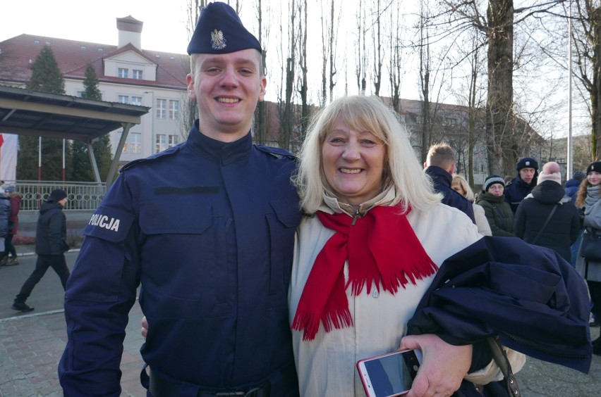 Świadkami ślubowania nowych policjantów były ich wzruszone...