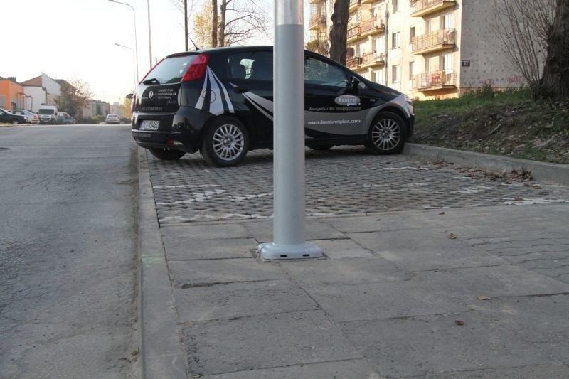 Absurd w Kielcach - chodnik z przerwa na parking
