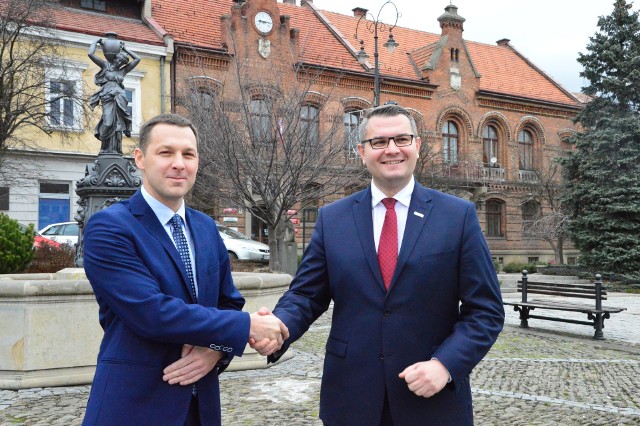 Burmistrz Szlachetka (z prawej) odrzucił propozycję starosty i byłego burmistrza. Na zastępcę wybrał Mateusza Sudera