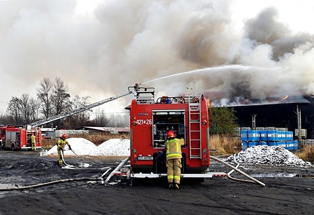 Przyczyna pożaru hali w Chorzowie jest na razie nieznana.