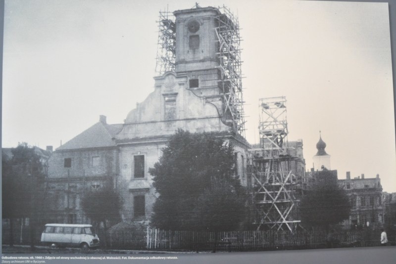 Odbudowa ratusza w Byczynie, ok. 1960. Widok od strony ul....